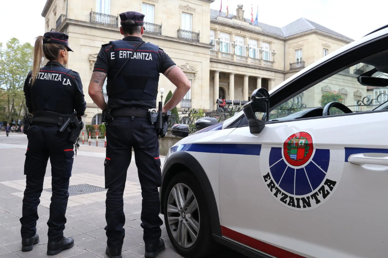 Dos agentes de la Ertzaintza vigilando una escena en Vizcaya