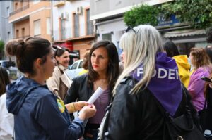 Ione Belarra conversando con simpatizantes en una concentración por educación infantil