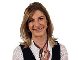 Retrato de Carmen Tomás sonriendo con fondo blanco