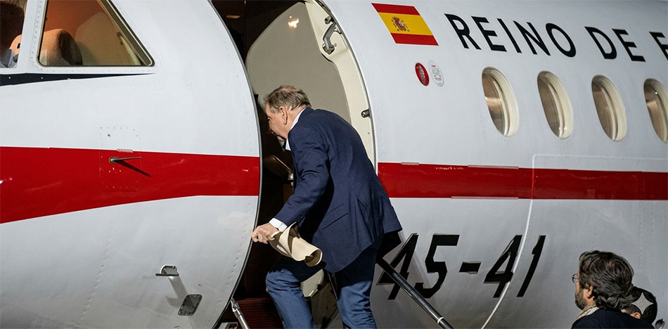 Edmundo González abordando un avión del Reino de España
