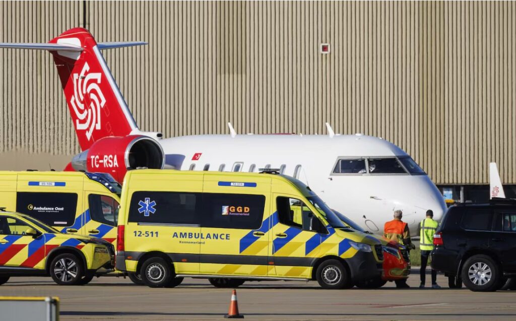 Ambulancias y avión en el aeropuerto durante evacuación por hantavirus