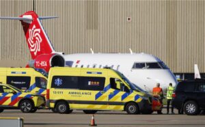 Ambulancias y avión en el aeropuerto durante evacuación por hantavirus