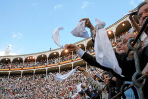Espectadores en la plaza de toros de Las Ventas levantando pañuelos
