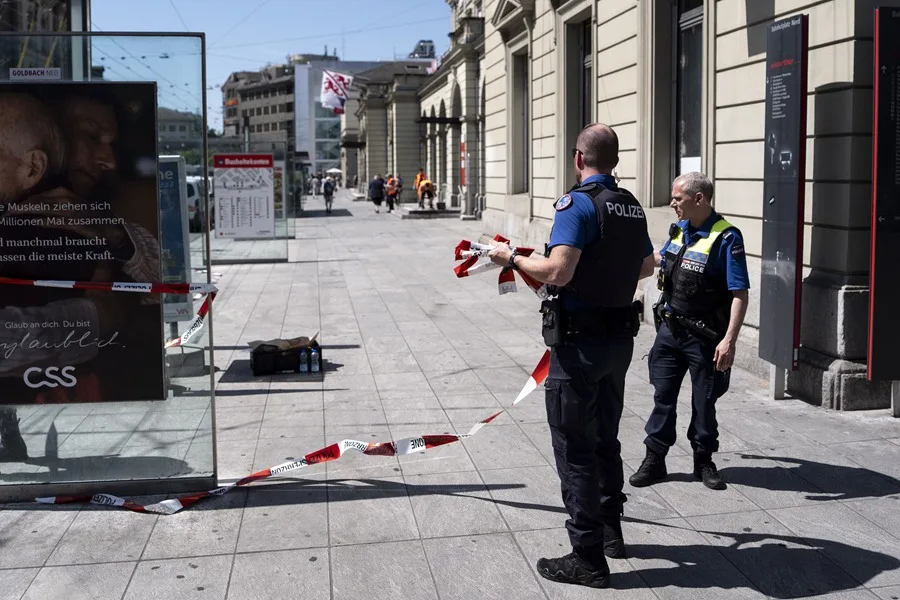 Policías en la escena de un ataque con arma blanca en Suiza