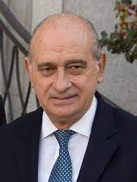 Retrato de un hombre con cabello corto y traje oscuro