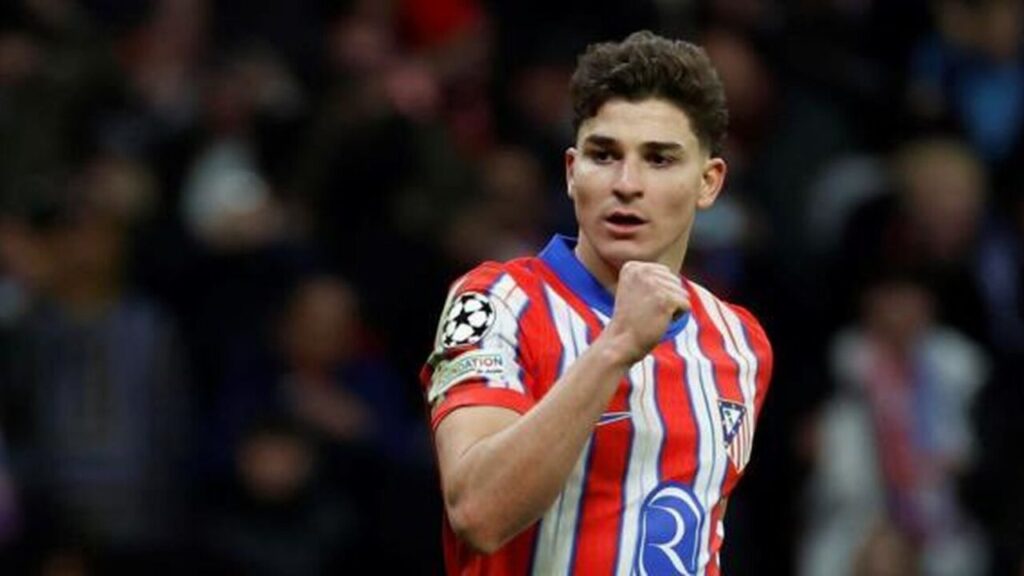 Julián Alvarez celebrando un gol con el Atlético de Madrid en un partido