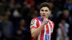 Julián Alvarez celebrando un gol con el Atlético de Madrid en un partido