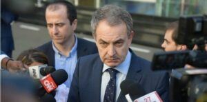 El expresidente Zapatero rodeado de periodistas tras una declaración judicial.