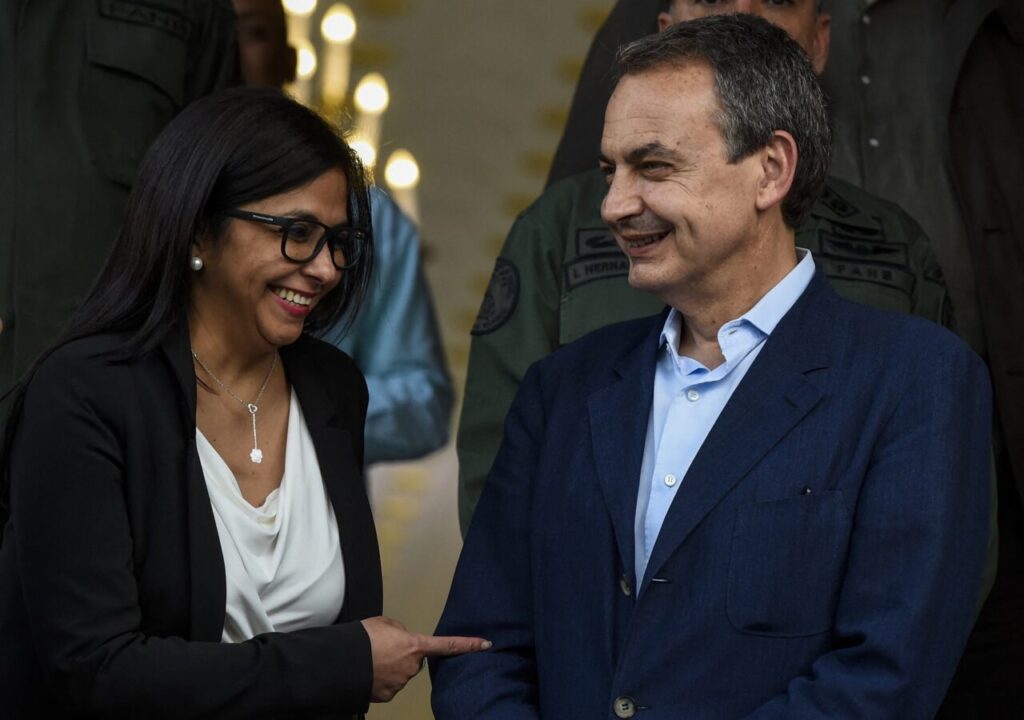 La ministra Elma Saiz sonríe junto a un hombre en un evento político.