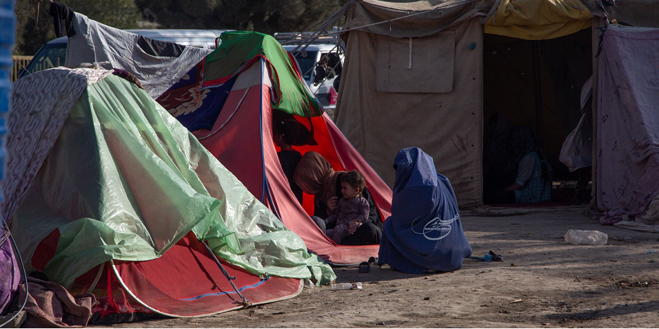 Campamento de refugiados en Afganistán con mujeres y niños.