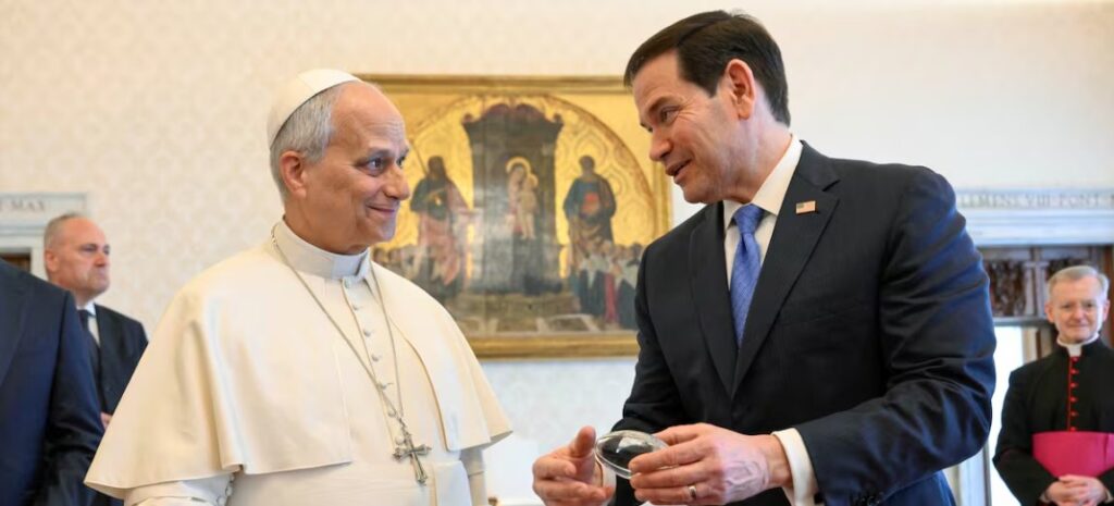 El Papa y Marco Rubio conversando en una reunión oficial