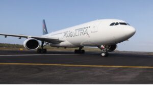 Avión de la aerolínea Plus Ultra en la pista de aterrizaje