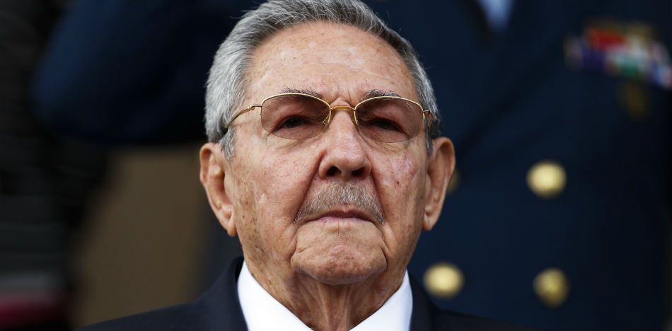 Raúl Castro, exlíder cubano, con expresión seria en un evento.