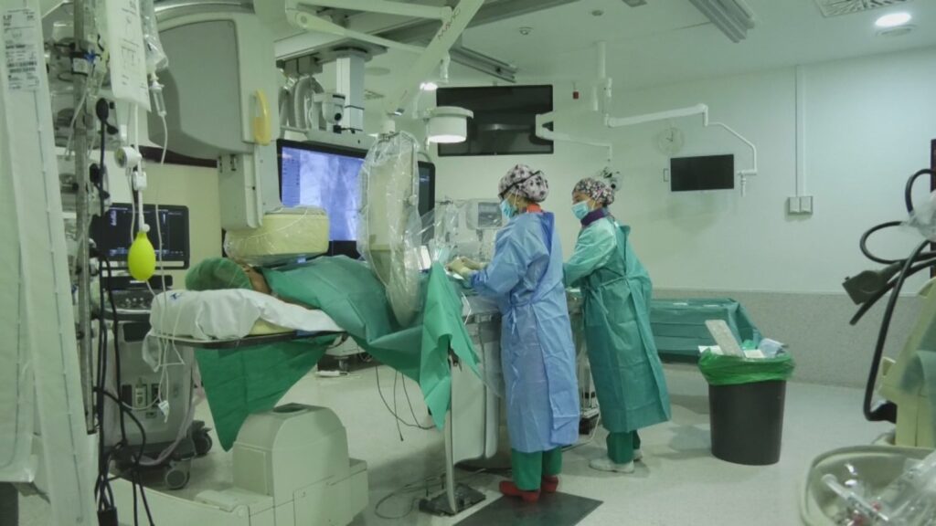 Profesionales de la salud trabajando en un entorno hospitalario moderno