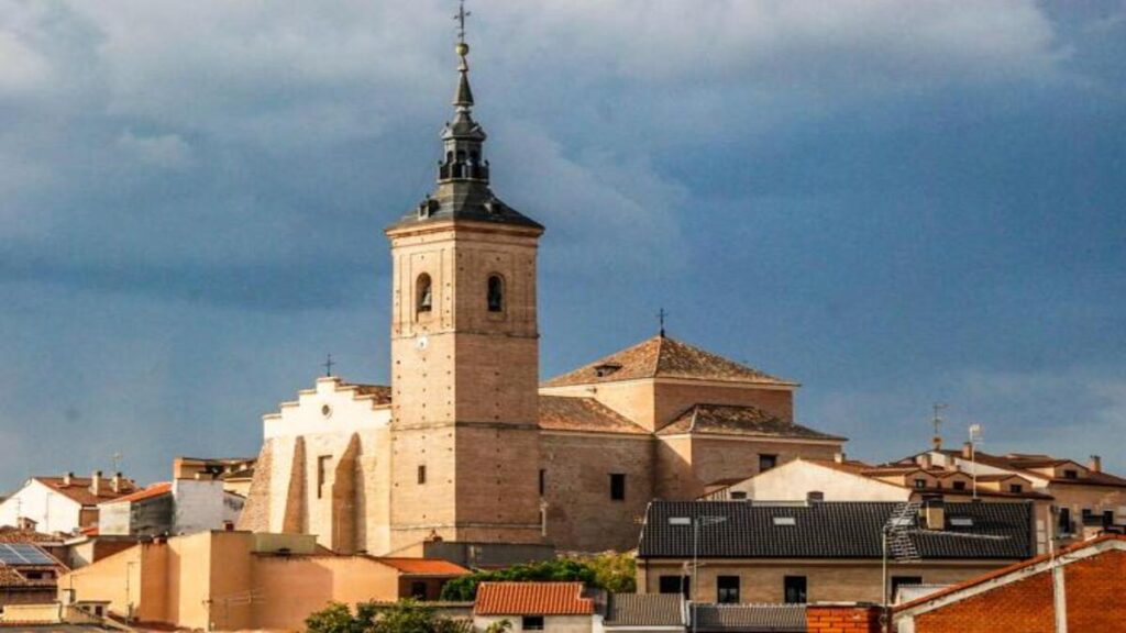 Vista de la iglesia en Casarrubios con cielo nublado