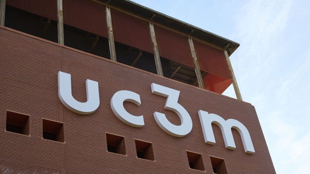 Fachada de la Universidad Carlos III de Madrid con el logo UC3M