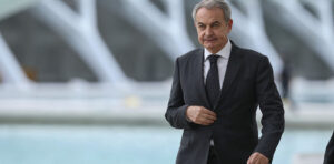 José Luis Rodríguez Zapatero caminando con un traje oscuro