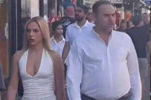 Ábalos caminando juntos a Andrea. Redes Sociales.