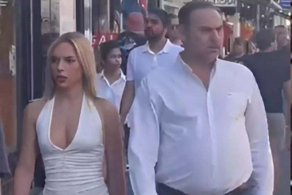 Ábalos caminando juntos a Andrea. Redes Sociales.