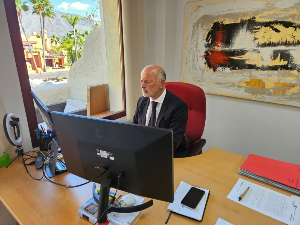 Abogado de familia en Málaga trabajando en su oficina.