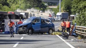 Accidente de tráfico con un coche volcado y policías en la escena.