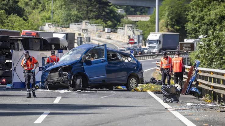 Accidente de tráfico con un coche volcado y policías en la escena.