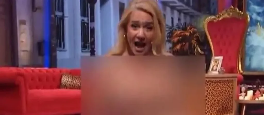 Presentadora de televisión en un programa en vivo con un fondo colorido