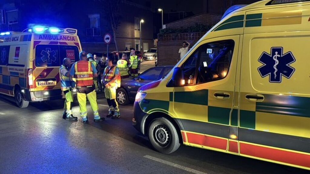 Ambulancias y personal de emergencia en la calle tras un apuñalamiento en Parla.