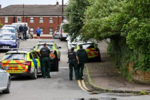 Policías en la escena de un apuñalamiento en Belfast, Irlanda del Norte.