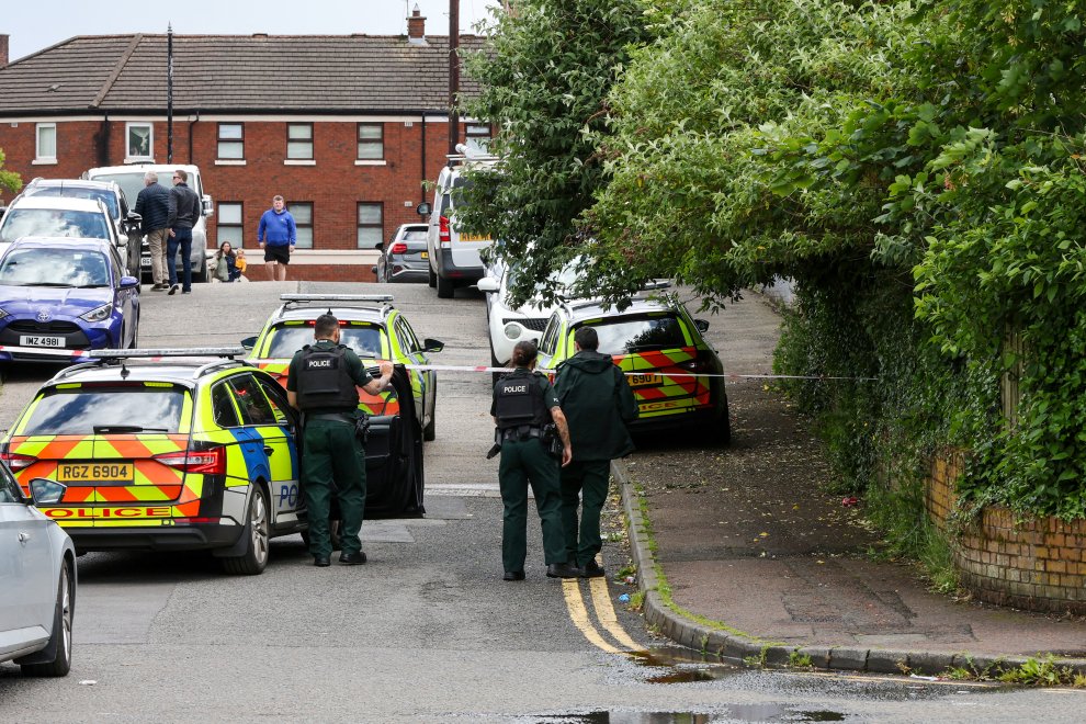Policías en la escena de un apuñalamiento en Belfast, Irlanda del Norte.