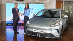 Presentación de un automóvil eléctrico chino en un evento