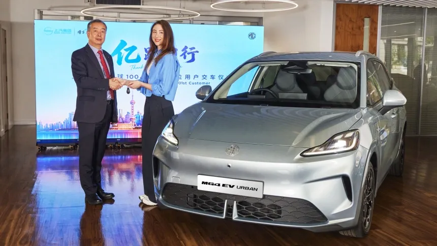 Presentación de un automóvil eléctrico chino en un evento