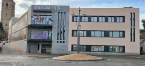 Edificio del Ayuntamiento de Casarrubios del Monte con banderas