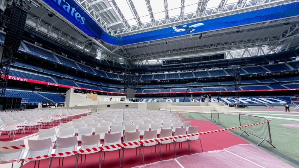 Estadio Santiago Bernabéu preparado para recibir al Papa León XIV con asientos y escenario.