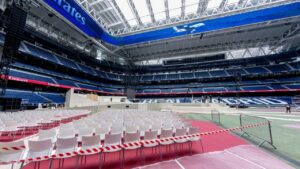 Estadio Santiago Bernabéu preparado para recibir al Papa León XIV con asientos y escenario.