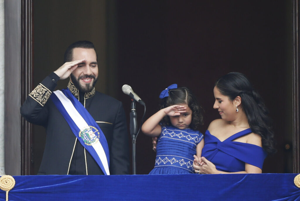 Nayib Bukele saludando desde un balcón con su familia