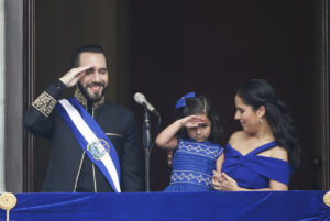 Nayib Bukele saludando desde un balcón con su familia