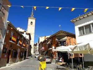 Vista de la calle en Casarrubios con edificios y bandera española