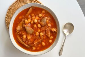 Plato de callos veganos con garbanzos y setas en salsa roja