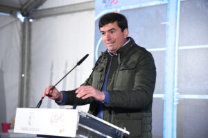 Hombre hablando en un podio durante un evento público.