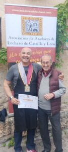 José Fausto recibiendo un reconocimiento en evento gastronómico