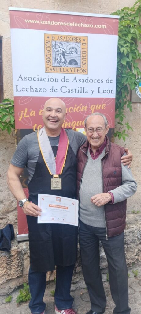 José Fausto recibiendo un reconocimiento en evento gastronómico