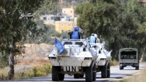 Vehículos de la misión de paz de la ONU en el Líbano con cascos azules