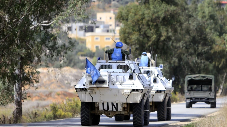 Vehículos de la misión de paz de la ONU en el Líbano con cascos azules
