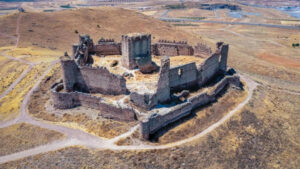 Ruinas de un castillo en Castilla-La Mancha rodeado de campos