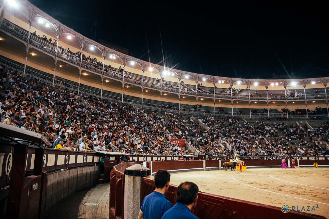 Vista de la Plaza de Toros de Las Ventas durante un evento nocturno