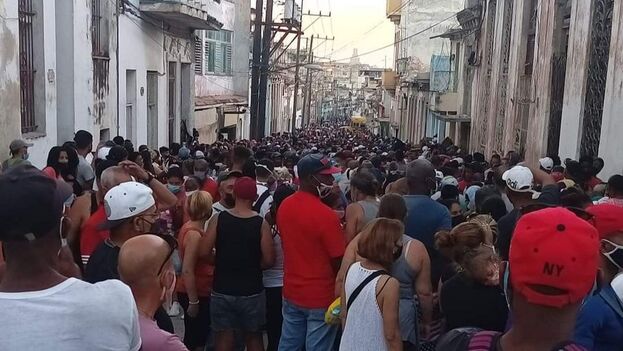 Cola kilométrica en Cuba.