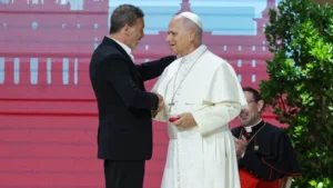 Antonio Banderas y el Papa se saludan en un evento emotivo