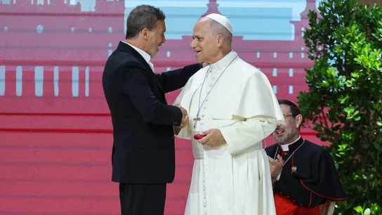 Antonio Banderas y el Papa se saludan en un evento emotivo