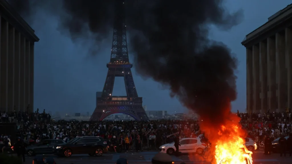 Multitud en París durante disturbios tras victoria del PSG en la Champions League.